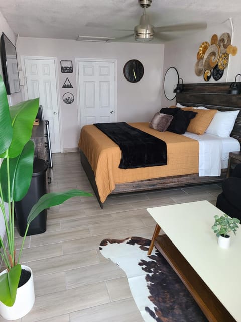 Modern Studio Retreat with King Bed - Cozy Comfort Eigentumswohnung in Lake Okeechobee