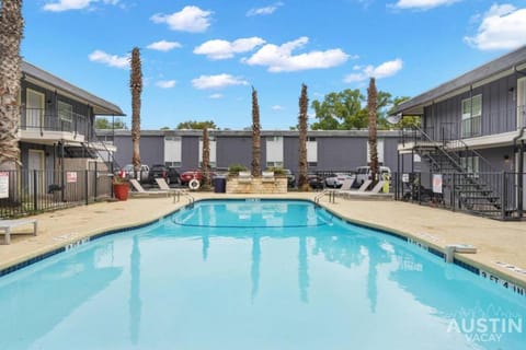 Poolside Paradise | 2 Apts for 12 w Pool + Parking Copropriété in Austin