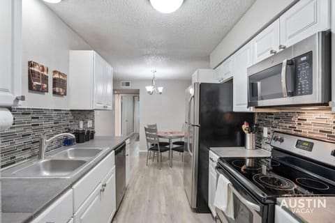 South Lamar Dual 2-Bedroom Apartments for 8 Guests House in Austin