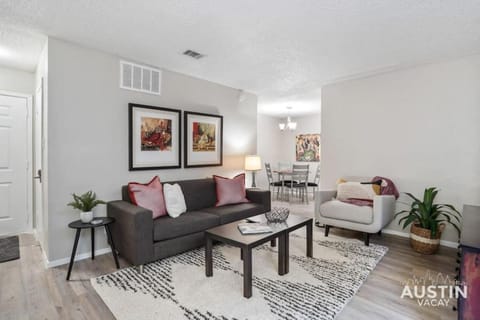 South Lamar Dual 2-Bedroom Apartments for 8 Guests House in Austin