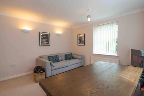 Spacious Apartment Near Birmingham Centre and NeC Copropriété in Solihull