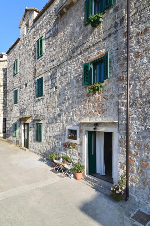 Facade/entrance, Balcony/Terrace