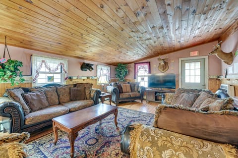 Lanesville Home with Pool Table, Bar and Deck! Casa in Shandaken