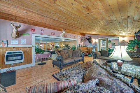 Lanesville Home with Pool Table, Bar and Deck! Casa in Shandaken