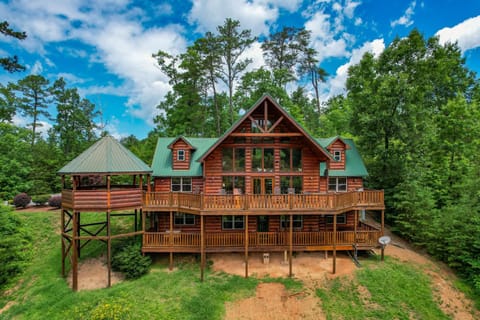 5br/5ba Suites, Hot Tub, Private w/ Amazing Views! House in Sevier County