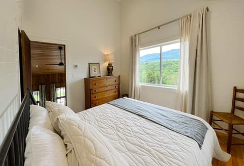 Bed, Bedroom, Mountain view