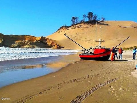 Ocean Front...Sand in your toes getaway!! House in Pacific City