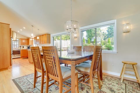 Beautiful Seattle Home with Patio about 9 Mi to Downtown House in Burien