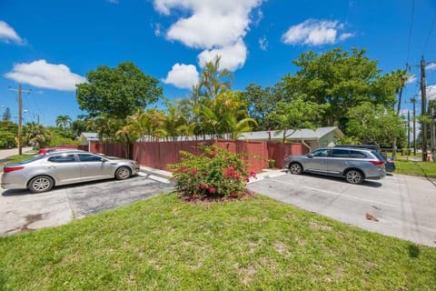 Day, Neighbourhood, Natural landscape, Street view, Location, Parking