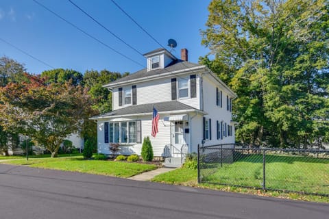 Lovely Westerley Home with Yard and Grill! Haus in Westerly