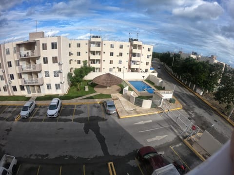 Pool view, Parking