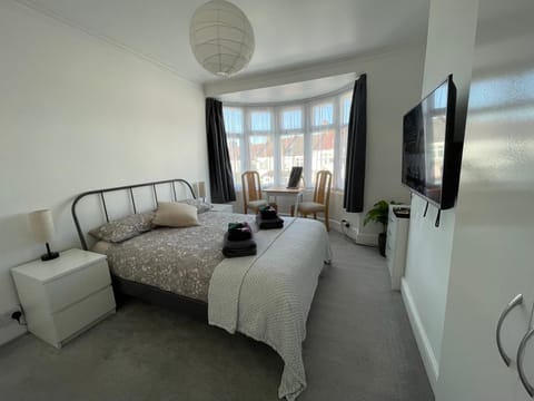 Double Bedroom with TV in Sudbury Hill Wembley - 10 mins from Wembley Stadium Vacation rental in Wembley