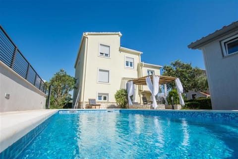 Property building, Day, Balcony/Terrace, Pool view, Swimming pool, Swimming pool, sunbed