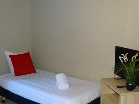 Bed, TV and multimedia, Bedroom