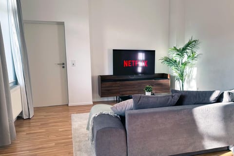 TV and multimedia, Living room, Seating area, Evening entertainment