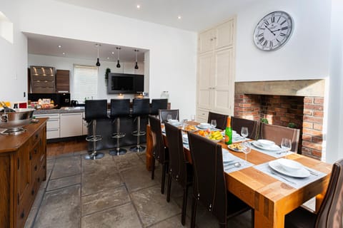 Thrushley Cottage in Wakefield - sleeps 7 - with roof terrace House in Dewsbury