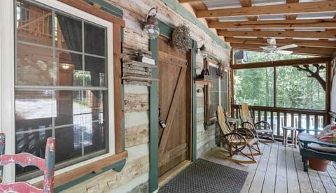 Walking Bear Cabin A peaceful cabin near TIEC with games and fire pit Casa in Tryon