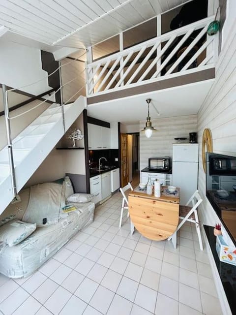 "LE PETIT PARADIS" Appartement duplex, vue mer et port, 5 personnes, accès parc aquatique gratuit Condo in Talmont-Saint-Hilaire