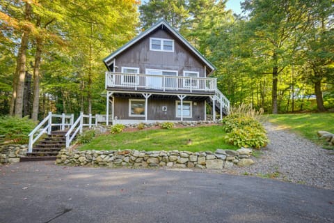 Gilford Getaway with Mountain Views and Fire Pit! Haus in Gilford
