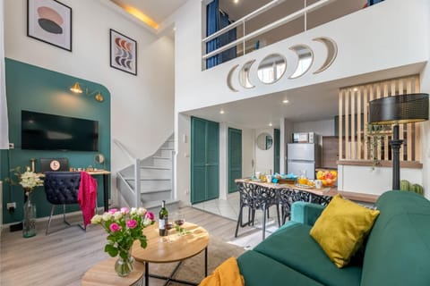 TV and multimedia, Kitchen or kitchenette, Living room, Seating area, Dining area