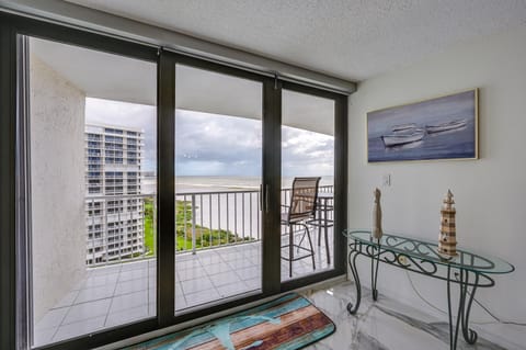 Beachfront Marco Island Condo with Pool Access! Apartment in Marco Island