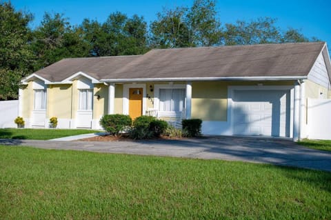 32 Sunny Retreat With Fenced Yard And Garage Maison in Deltona