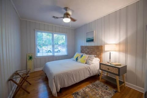 Funky Flat on The Hill - Pet Friendly House in North Augusta