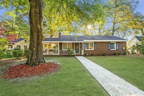 Funky Flat on The Hill - Pet Friendly Haus in North Augusta