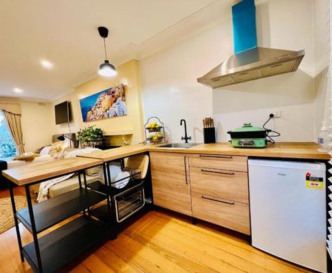 Charming 1BR Granny Flat with Seperate Spacious Living room -Just a Stone's Throw from Newly Renovated Knox Westfield in East Melbourne Chambre d’hôte in Wantirna South