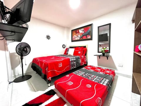 Bed, TV and multimedia, Photo of the whole room, Bedroom, fireplace