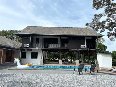 Property building, Day, Pool view, Swimming pool