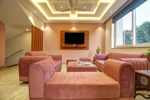 TV and multimedia, Living room, Seating area, Evening entertainment