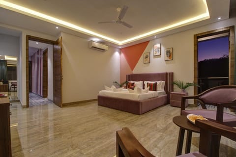 Bed, Seating area, Bedroom, fireplace, air conditioner