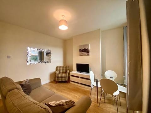 4 Bedroom House - Ideal for contractors Wohnung in Ellesmere Port
