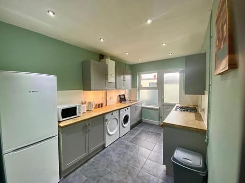 4 Bedroom House - Ideal for contractors Wohnung in Ellesmere Port