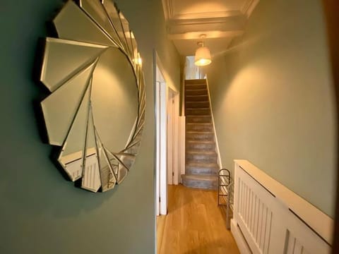 4 Bedroom House - Ideal for contractors Condo in Ellesmere Port
