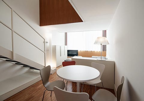 TV and multimedia, Seating area, Dining area