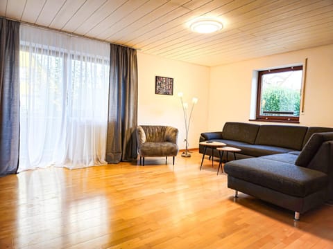 Relax & Business Apartment 122qm mit Balkon, Kamin und Disney+ Condo in Böblingen