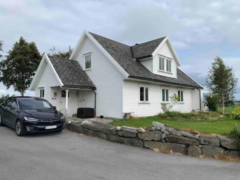 Property building, Day, Neighbourhood, Street view, Parking