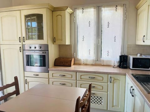 Kitchen or kitchenette, Dining area, dishwasher, minibar, pet friendly, stove, toaster