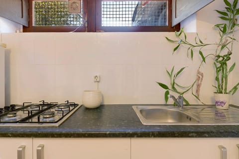 Cozy and Vintage Basement Apartamento in Carcavelos