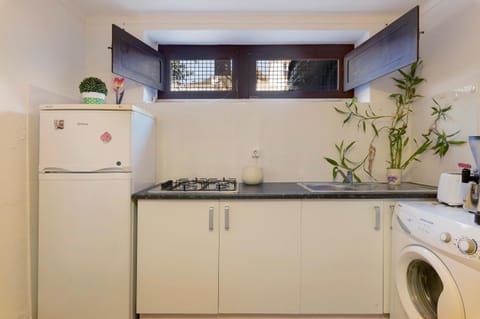 Cozy and Vintage Basement Apartamento in Carcavelos