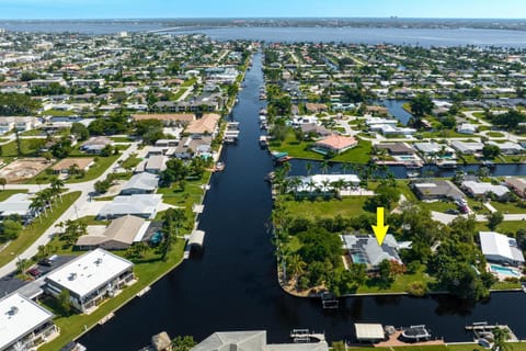 Waterfront! Oversize Corner Yard, Dock w/lift, Hot Tub & Pool - Villa Tropical Calusa - Roelens House in Cape Coral
