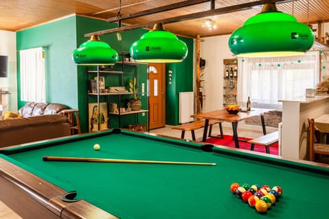 Billiard, Living room, Seating area