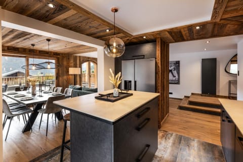 Dining area, Mountain view, Meals, fireplace, kitchen