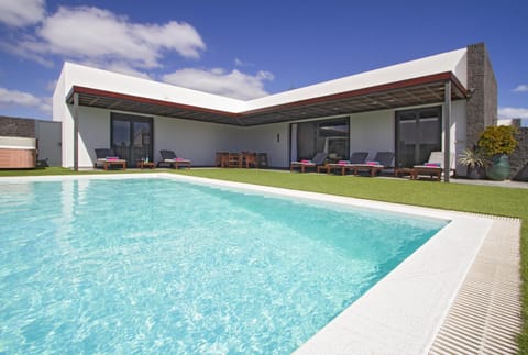 Luxury Los Mojones Villa - Short Walk to Old Town - Private Heated Pool - Villa Los Mojones Angie - Puerto Del Carmen Villa in Puerto del Carmen