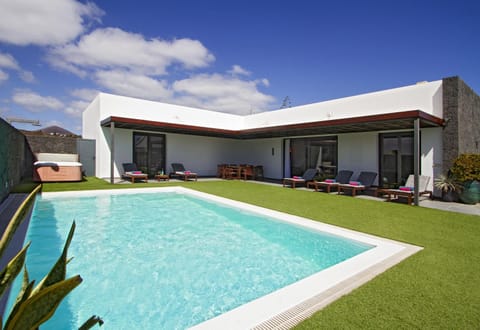Luxury Los Mojones Villa - Short Walk to Old Town - Private Heated Pool - Villa Los Mojones Angie - Puerto Del Carmen Villa in Puerto del Carmen