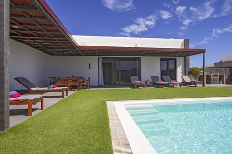 Luxury Los Mojones Villa - Short Walk to Old Town - Private Heated Pool - Villa Los Mojones Angie - Puerto Del Carmen Villa in Puerto del Carmen