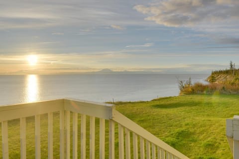 Oceanfront Kenai Villa with Fireplace and Deck Chalet in Kenai