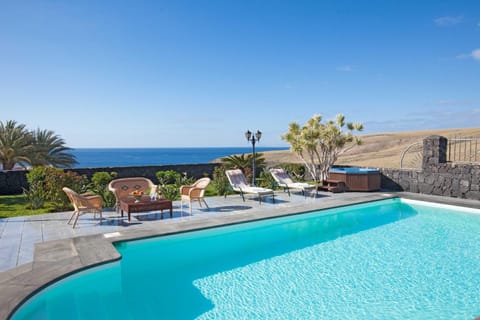 Bright and Spacious Puerto Calero Villa - 3 Bedrooms - Villa Viejo Dos - Private Pool & Wonderful Scenic Views - Lanzarote Villa in Puerto Calero